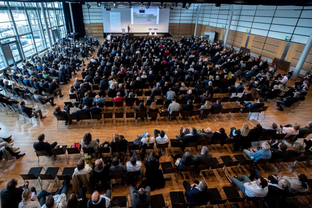 Rund 700 Teilnehmer waren am 15. Januar 2020 zur Premierenausgabe des Internationalen Architektur-Kongresses in der Rheinterrasse in Düsseldorf zu Gast. Unter dem Motto „Neues Bauen mit Stahl – Maßstab ist der Mensch“ stellten...