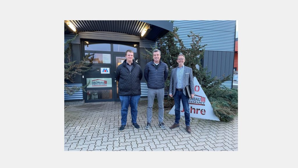 In dieser Woche besucht die IFBS-Geschäftsführung mehrere unserer Mitgliedsfirmen. Am Dienstag wurden Dr. Ralf Podleschny (rechts) und Vivienne Wagener (Fotograf) vom Inhaber und Geschäftführer der Dachbau Stassfurt GmbH, Thomas Tausendfreund (Bild Mitte), begrüßt.