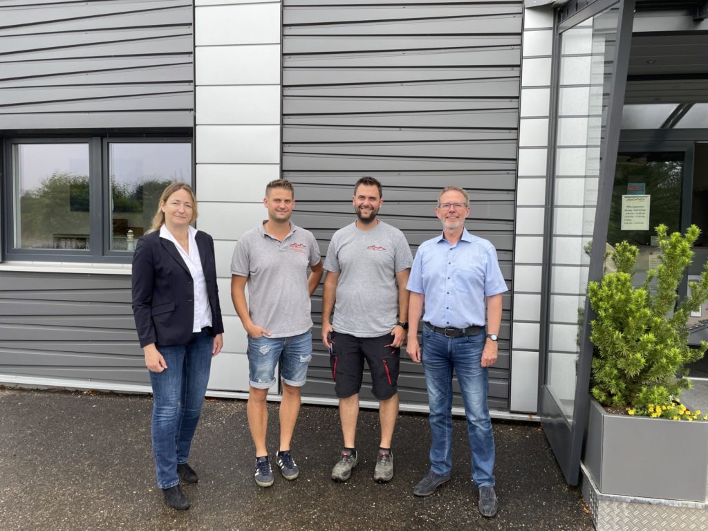 Unsere Geschäftsführung besuchte vergangenen Freitag die Peter Banderitsch GmbH in Ehingen. Hier wurden sie von den Brüdern Martin (Mitte links) und Andreas (Mitte rechts) Banderitsch begrüßt.