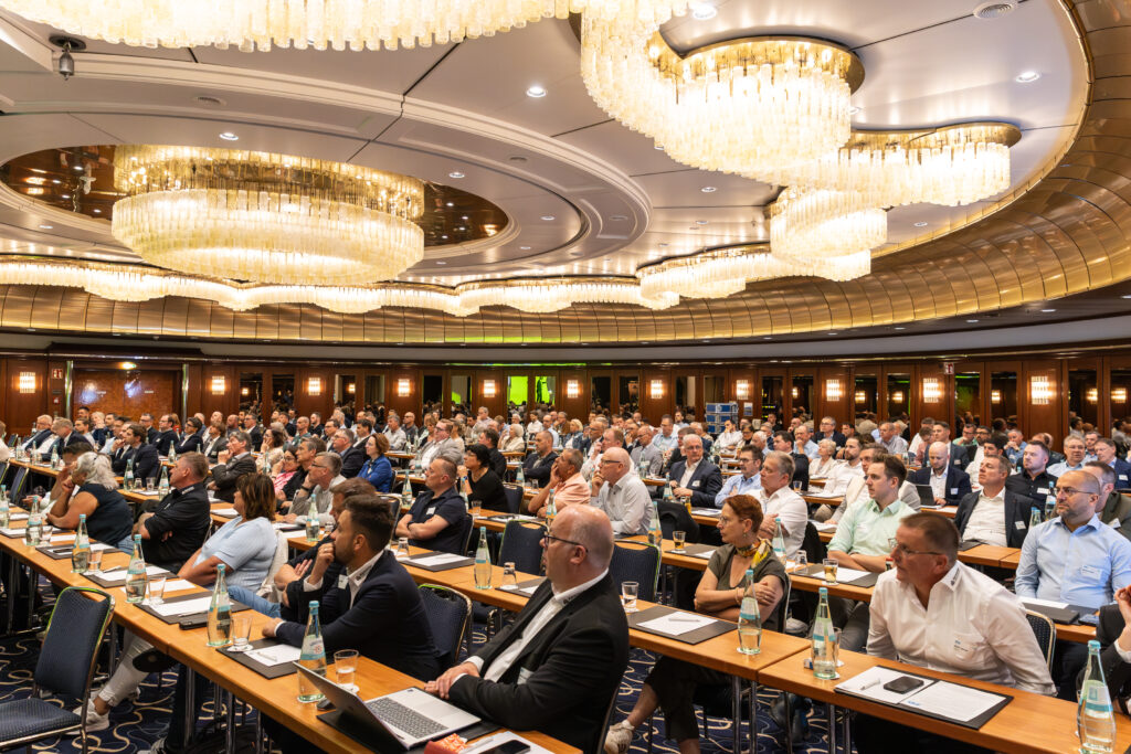 Am 16. Mai 2025 fand im Maritim Hotel in Köln die jährliche Mitgliederversammlung des IFBS, Internationaler Verband für den Metallleichtbau, statt, an der rund 200 Personen aus den Mitgliedsfirmen teilnahmen.