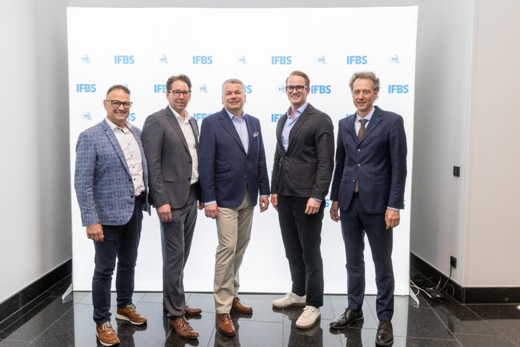 Am 16. Mai 2025 fand im Maritim Hotel in Köln die jährliche Mitgliederversammlung des IFBS, Internationaler Verband für den Metallleichtbau, statt, an der rund 200 Personen aus den Mitgliedsfirmen teilnahmen.